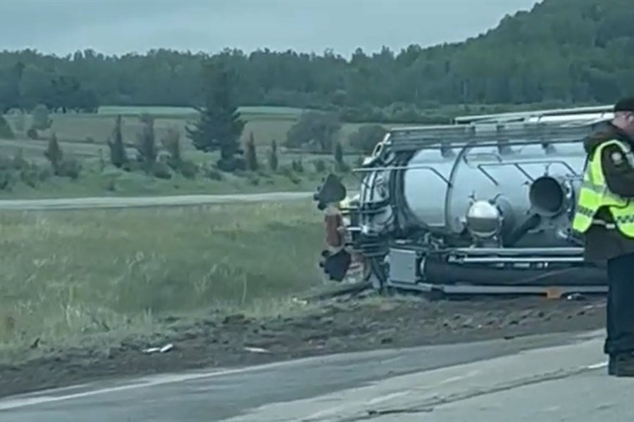 Un camion lourd se renverse sur l’autoroute 20 à Saint-Pascal 