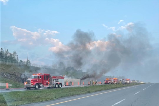 Un poids lourd se renverse et prend feu à Dégelis