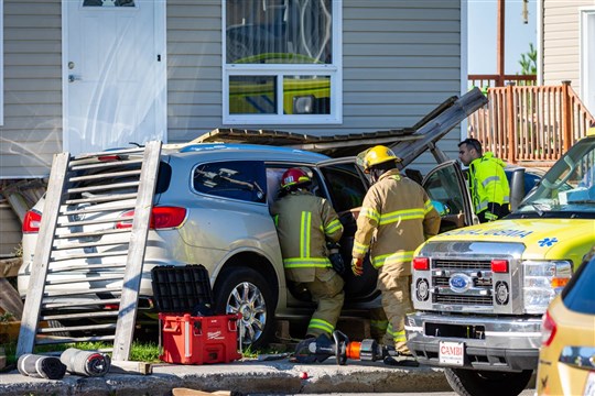 Une voiture percute violemment une maison à Rivière-du-Loup 