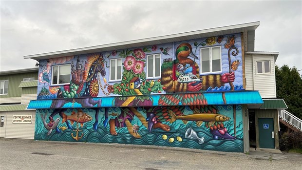 Un mur de Trois-Pistoles recouvert des légendes de sa ville