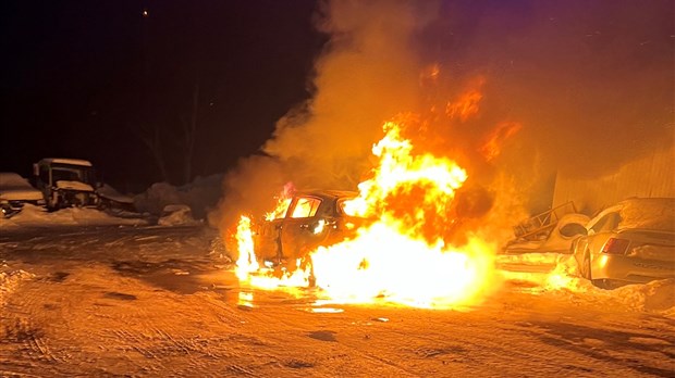 Véhicule en feu à Rivière-du-Loup