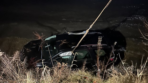 Un véhicule sombre dans la rivière du Loup