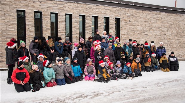 Des élèves chantent Noël au centre-ville de Rivière-du-Loup