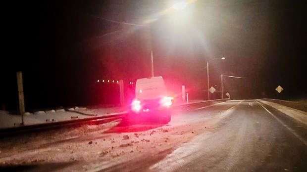 Un automobiliste frappe une glissière de sécurité sur l’autoroute 85 