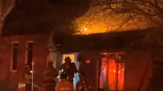 Une maison ravagée par les flammes à Témiscouata-sur-le-Lac 