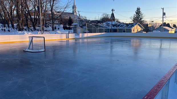 Une patinoire neuve à Saint-Mathieu-de-Rioux 