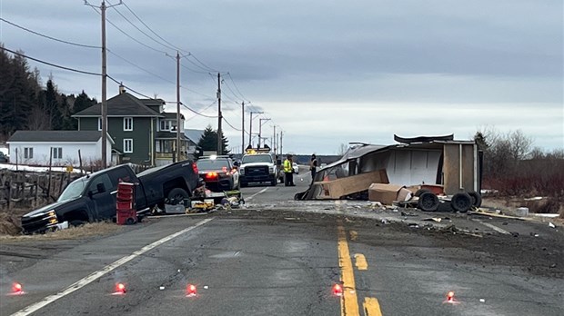 Une camionnette et sa remorque entravent la route 132