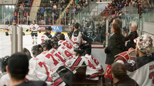 Un partisan se fait casser la main lors d’un match de la Ligue nord-américaine de hockey