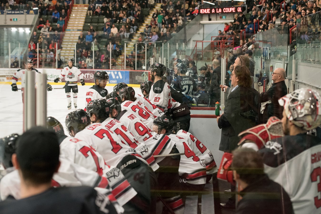 Un partisan se fait casser la main lors d’un match de la Ligue nord-américaine de hockey