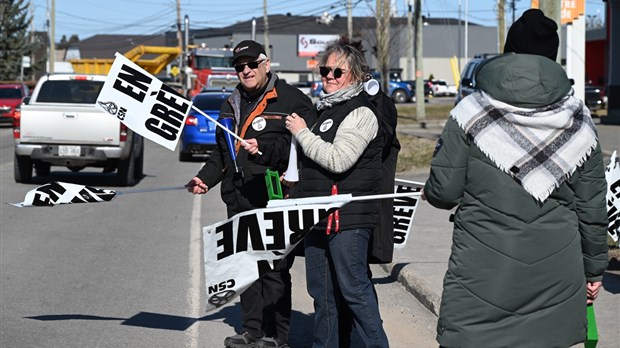 Plus d’une trentaine de chauffeurs d’autobus en grève à Rivière-du-Loup