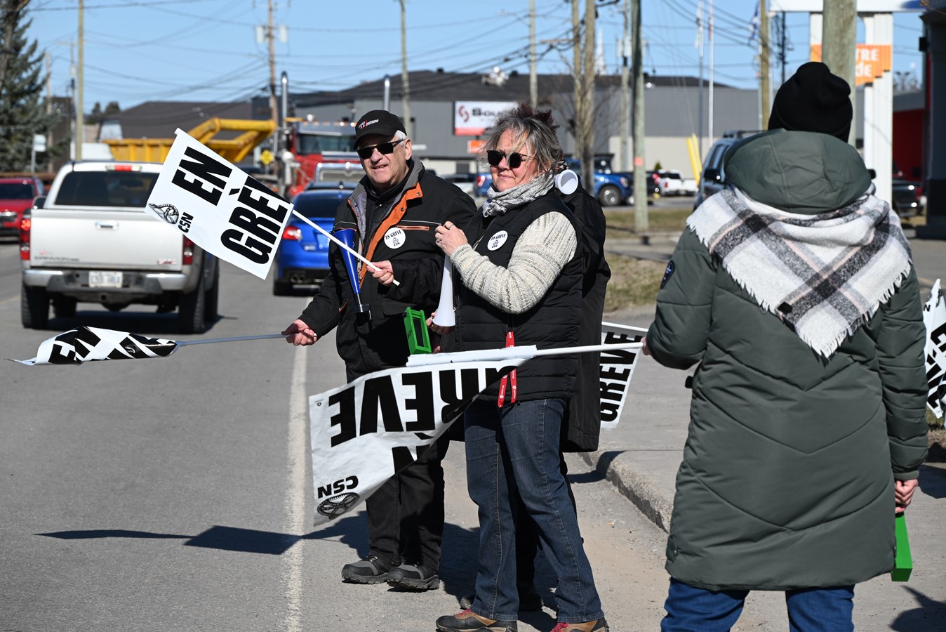 Plus d’une trentaine de chauffeurs d’autobus en grève à Rivière-du-Loup