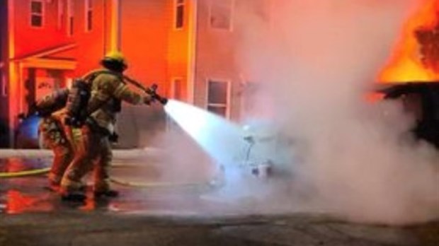 Véhicule en feu sur la rue St-Cyrille à Rivière-du-Loup