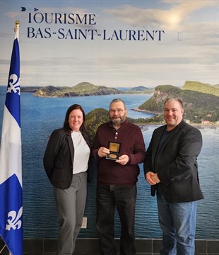 Pierre Laplante reçoit la médaille de la députée Amélie Dionne
