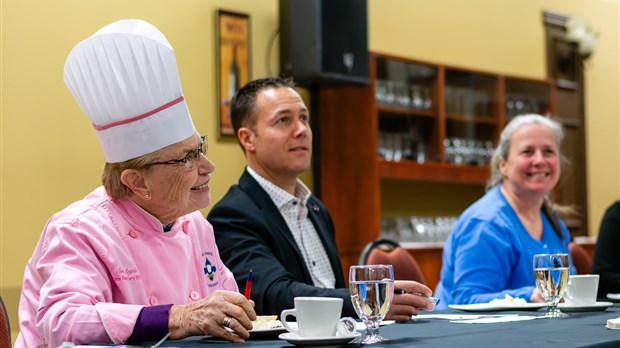 Sœur Angèle juge une compétition culinaire amicale à Rivière-du-Loup  