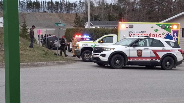 Une camionnette percute une maison et s’enlise dans un terrain à Saint-Modeste