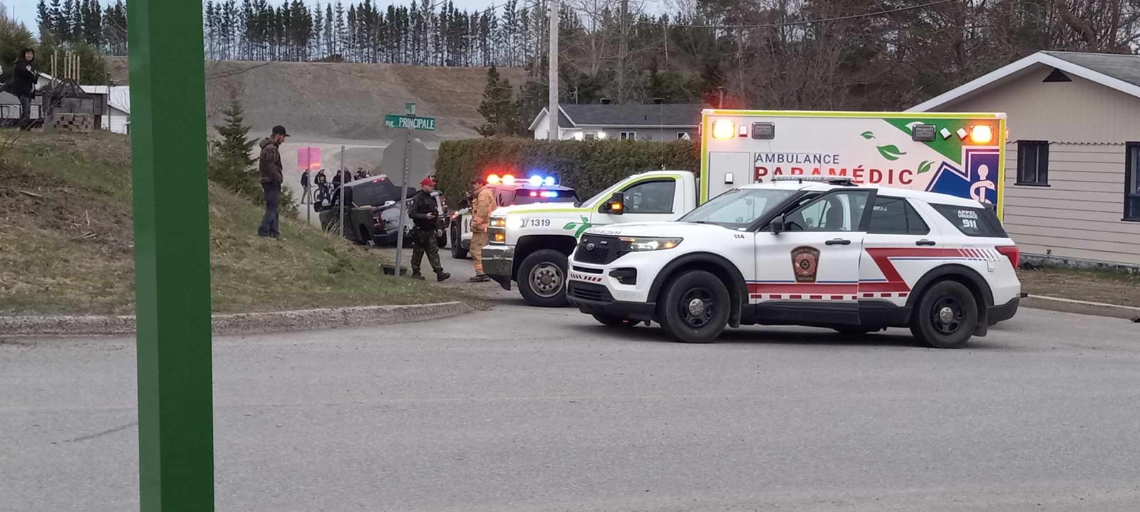 A van crashed into a house in Saint-Modeste and got stuck on the ground