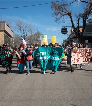 Manifestation du milieu communautaire à Rivière-du-Loup