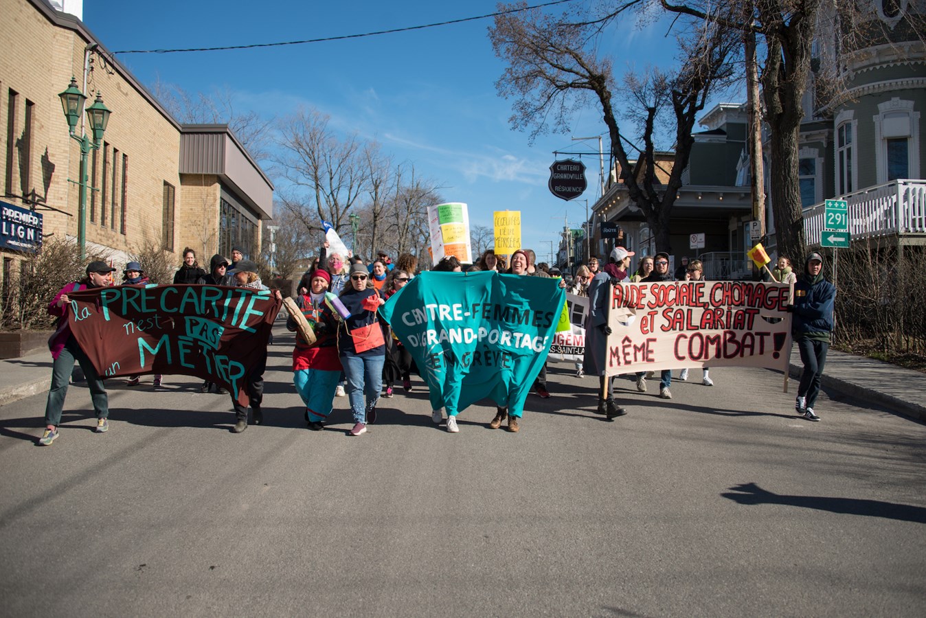 Manifestation du milieu communautaire à Rivière-du-Loup