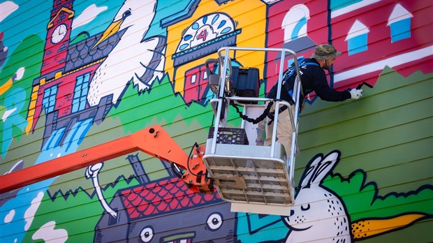 Une murale colorée au centre-ville de Rivière-du-Loup