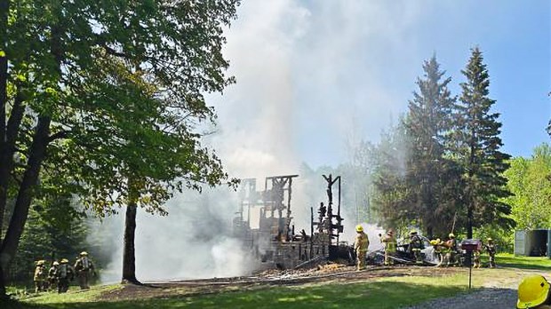 Une maison ravagée par les flammes à Saint-François-Xavier-de-Viger 