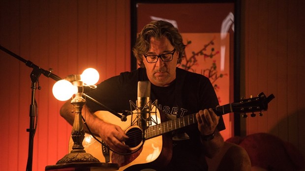 Neuf spectacles en neuf semaines pour le Rockonteur Éric Gagné