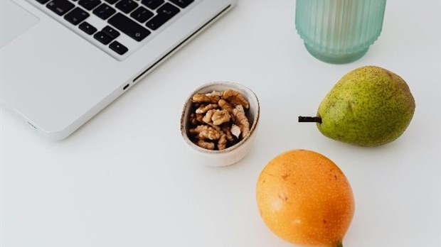 Huit choix de snacks délicieux pour le bureau
