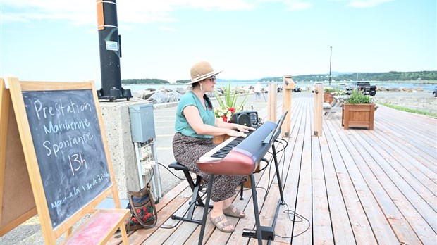 Marilie Bilodeau présentera des prestations musicales spontanées cet été à Trois-Pistoles