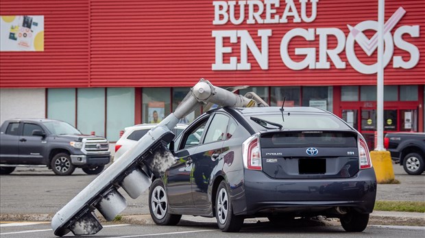 Une voiture fauche un feu de circulation à Rivière-du-Loup 