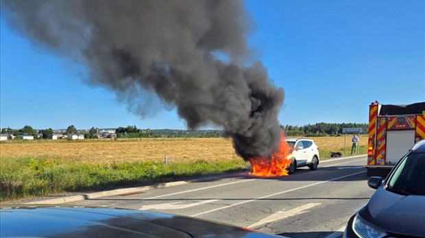 Véhicule en feu à Rivière-du-Loup