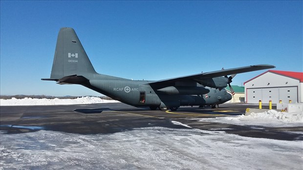 Un Hercules C-130 à l’aéroport de Rivière-du-Loup 