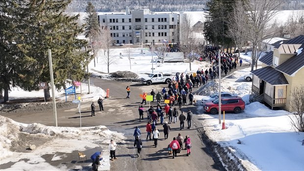 Mobilisation à Pohénégamook : près de 500 personnes s’unissent pour l’urgence