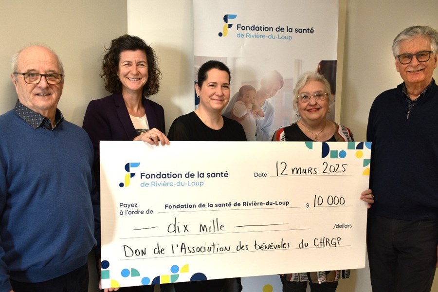 L’Association des bénévoles du Centre hospitalier régional du Grand-Portage remet 10 000 $ à la Fondation de la santé de Rivière-du-Loup
