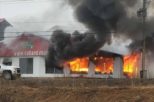 Un incendie fait rage chez Cabano Marine