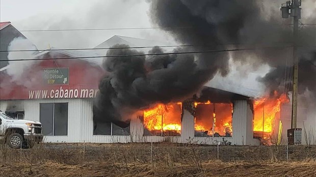 Un incendie fait rage chez Cabano Marine