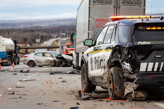 Une voiture percute une autopatrouille et un poids lourd sur l’autoroute 85