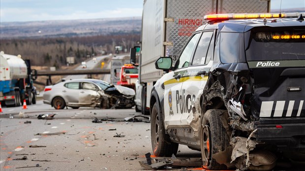 Une voiture percute une autopatrouille et un poids lourd sur l’autoroute 85