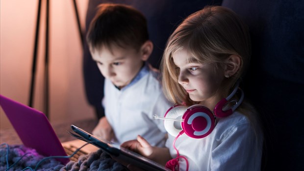 Québec envisage l’interdiction des cellulaires à l’école