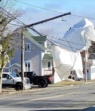 Un abri temporaire endommage des fils électriques à Saint-Honoré-de-Témiscouata