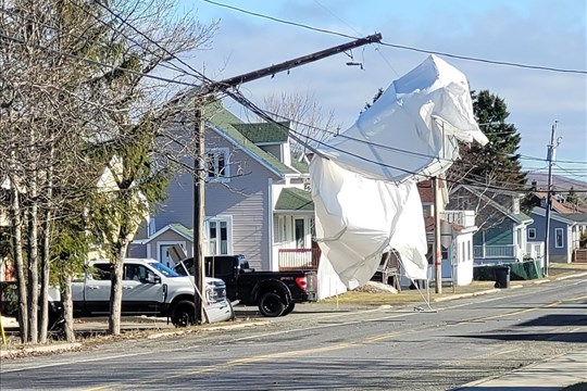 Un abri temporaire endommage des fils électriques à Saint-Honoré-de-Témiscouata