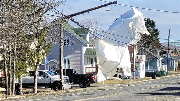 Un abri temporaire endommage des fils électriques à Saint-Honoré-de-Témiscouata