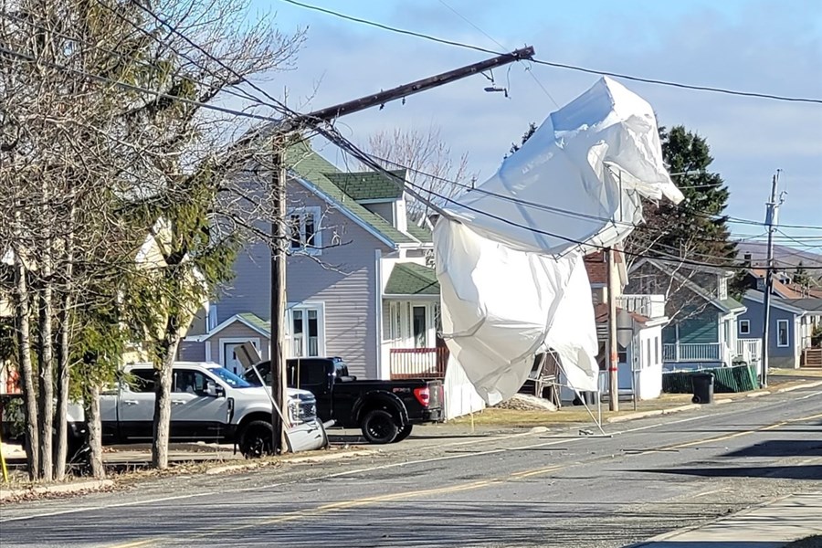 Un abri temporaire endommage des fils électriques à Saint-Honoré-de-Témiscouata