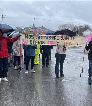 Sous la pluie pour le maintien des soins de santé au Témiscouata 