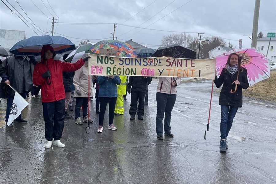Sous la pluie pour le maintien des soins de santé au Témiscouata 