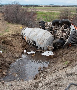 Une bétonnière pleine se renverse sur la route 291 à Cacouna