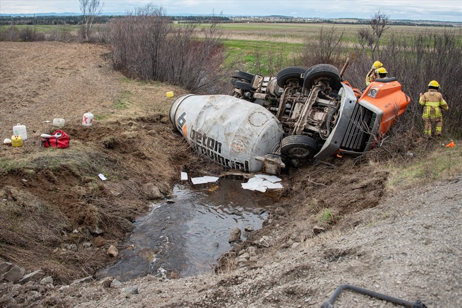 Une bétonnière pleine se renverse sur la route 291 à Cacouna