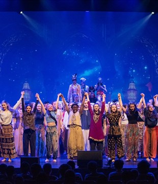 Explosion de couleurs et de magie à la comédie musicale «Aladdin»