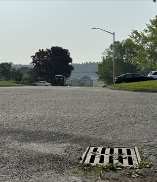 Une plaque d’égout pluvial dérobée sur la rue Montclam à Rivière-du-Loup