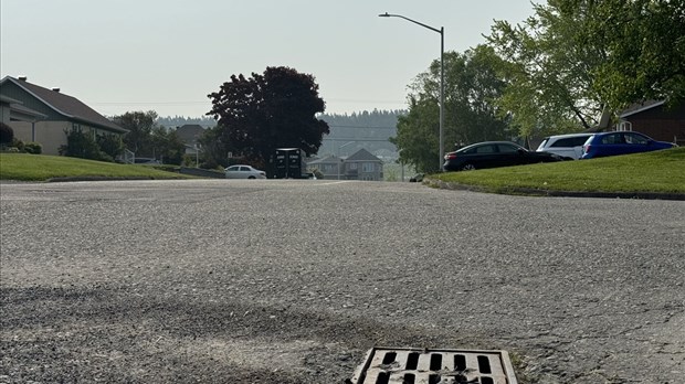 Une plaque d’égout pluvial dérobée sur la rue Montclam à Rivière-du-Loup