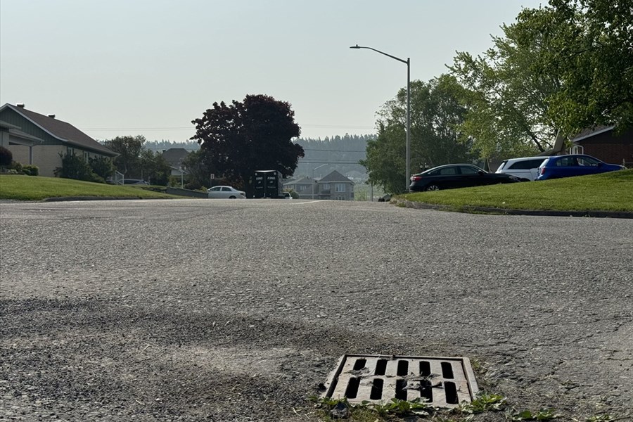 Une plaque d’égout pluviale dérobée sur la rue Montclam à Rivière-du-Loup