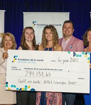 Un homme d’affaires remet 100 000 $ à la Fondation de la santé de Rivière-du-Loup 